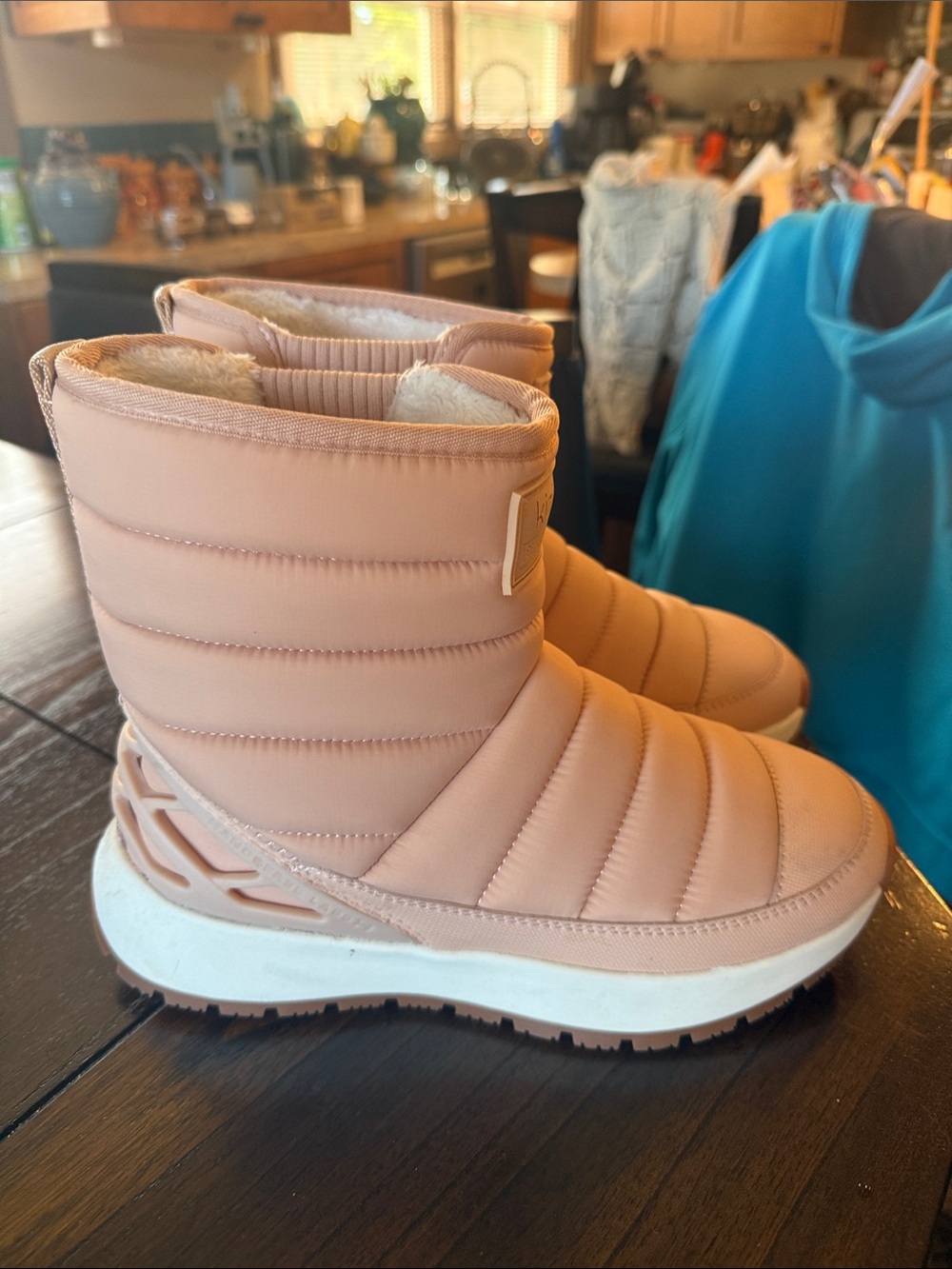 NWOT Kizik Puffer Winter Boots in Blush Pink - size EU 40.5 (9 1/2)